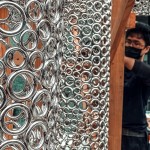 運用簡約的幾何元素勾勒出輪廓、架構(gòu)，將平凡日常的感受與體會，幻化成作品豐富的圖說語彙。