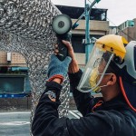 職人利用青土拋光金屬，讓光澤及線條感更加突顯，讓藝術(shù)品亮相時耀眼奪目。