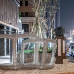 走在天幕漸暗、燈火閃爍的城市中，『灰階-方』在燈光的折射下，散發(fā)出與白天不同面的迷人樣貌。