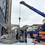 出動大型吊車，將藝術(shù)品調(diào)整到最適合的角度、定位，準(zhǔn)備揭開優(yōu)雅展演的序幕。