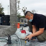 藝術(shù)家透過「洗洞」分別在地面鑿出六個洞，再運用螺紋吊環(huán)固定，為確保藝術(shù)品安全坐落於此。
