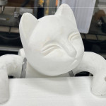 構(gòu)圖變?yōu)榱Ⅲw，透過保麗龍模型確認(rèn)肌理線條，琢磨表情細(xì)節(jié)，打造唯妙唯俏的藝術(shù)品。