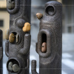 鐵雕藝術(shù)家－王忠龍化腐朽為神奇，結(jié)合舊五金與渾然天成的原石，譜下一曲「幸福樂章」。