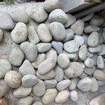 這些原石並非只是冰冷的礦石，而是帶有靈魂的存在，每一塊石頭都有它獨特的特質(zhì)，有的沉靜而深沈，有的活潑而生動。