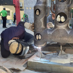 師傅燒焊鐵線進(jìn)行固定，確保藝術(shù)品安全穩(wěn)定的座落在此。