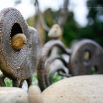 鳥兒穿梭在沉重的鐵件之中，呈現(xiàn)作品的趣味性與獨(dú)特性，賦予一股靈動(dòng)的生命力。