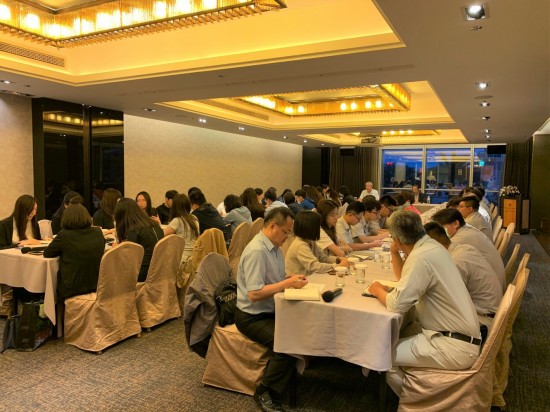 每月月底，是新業(yè)團(tuán)隊(duì)齊聚的時(shí)刻。分享自身工作經(jīng)驗(yàn)與回饋，展開(kāi)跨時(shí)代、跨部門的對(duì)話。