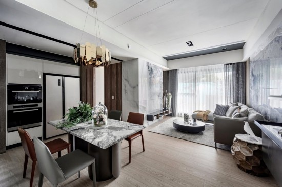 空氣中，綠林與湖濱共振出一陣陣微風(fēng)，開窗後，旋即滲進(jìn)這通透的空間裡，讓生活顯得更清新且有滋有味。