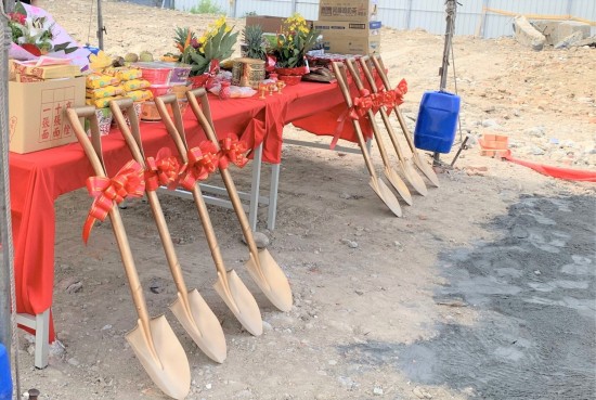 閃耀著金銅色光輝的開工鏟子，將剷出心中築夢(mèng)成真的美好願(yuàn)景。