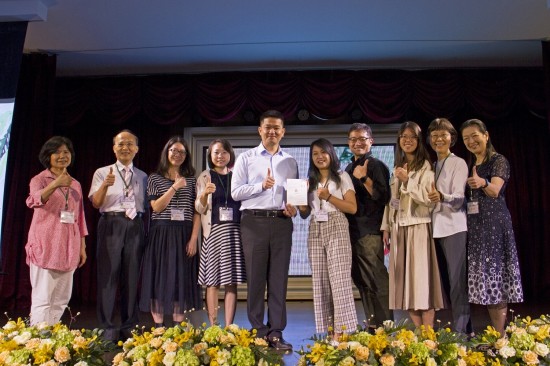 「用生命去影響另一個(gè)生命，是一件很美好的事」，感謝公益的路上有一群張老師們的陪伴。圖為新業(yè)建設(shè)楊世偉經(jīng)理（圖中）頒發(fā)聘書(shū)給張老師群。