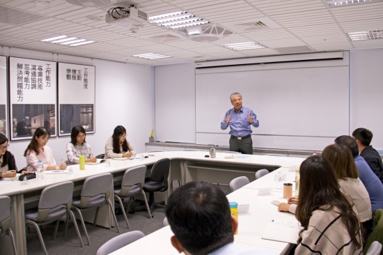 新業(yè)建設(shè)名譽(yù)董事長穆椿松先生（圖中），親自教導(dǎo)新業(yè)的文化與理念，期盼在座同仁以這份職人哲學(xué)為念，持續(xù)傳遞下去。