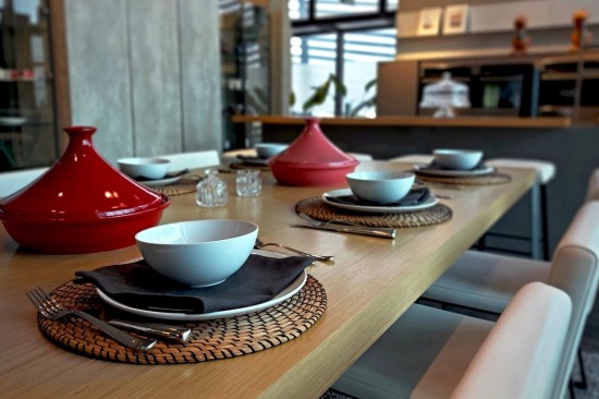 和諧是美學的必要條件，就像一道料理上菜時，人們會注意到擺盤。餐廚的空間規(guī)劃也是一樣，廚具的擺放、餐廚空間的調和，皆是美學的講究之處。