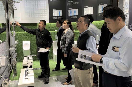 沐浴時(shí)光能開啟與自己的一段對(duì)話，根據(jù)人體工學(xué)的舒適度，選材的標(biāo)準(zhǔn)，找到適合且舒心的衛(wèi)浴設(shè)備。（圖右二為新業(yè)建設(shè)卓勝隆董事長(zhǎng)）