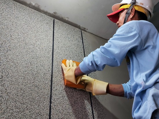 抿石子工法雖較為費(fèi)工費(fèi)時(shí)，但成果不僅增添多樣化的表情，也可防水並避免剝落。職人細(xì)膩的擦拭著，這份用心是讓泥作工程更有質(zhì)感的關(guān)鍵。