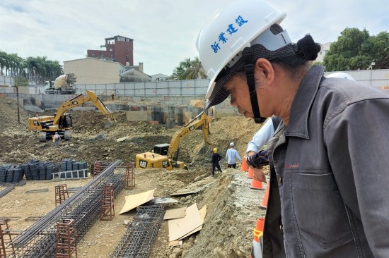 藝術家王忠龍聽著石頭們要與他說的故事，透過製作過程與他們對話，譜出每一段獨一無二的樂曲。