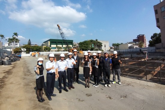 新業(yè)更璀璨的未來，會在你我並肩同行的道路上，逐步實現(xiàn)。