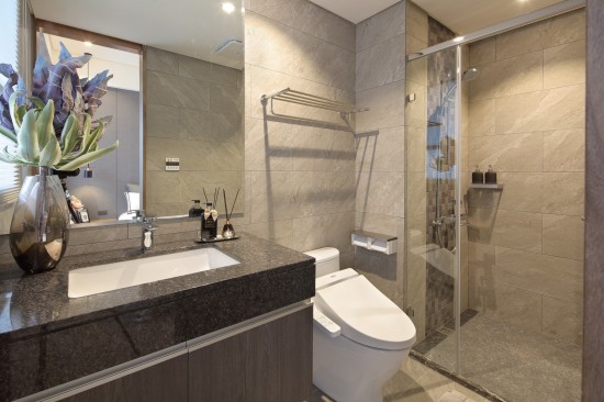 易清潔不卡垢的洗手檯面，搭配下方完整的收納空間，暖心的乾溼分離設(shè)計(jì)，讓整個(gè)衛(wèi)浴空間乾爽、舒適、宜人。