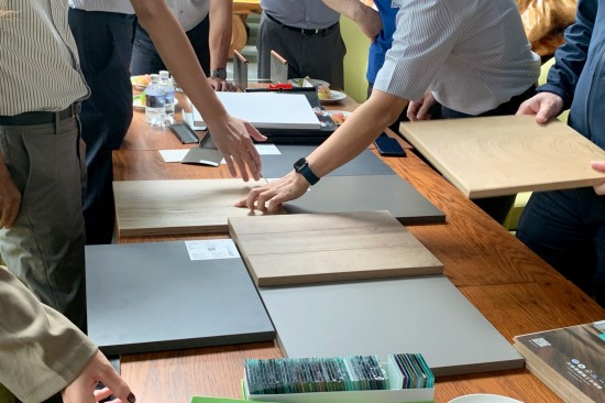 輕觸板材的材質(zhì)質(zhì)地，觀察設(shè)計調(diào)性、紋路，職人細細琢磨，以講究打造生活，成為職人選品的千種理由。