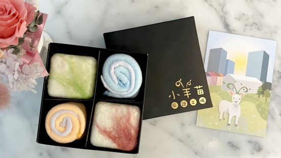 羊毛皂由小羊苗庇護(hù)工場內(nèi)的身心障礙員工獨立完成，作畫般揮灑而成的創(chuàng)意，絲絲羊毛如一抹夕陽雲(yún)彩般的色調(diào)。