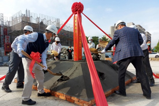 齊心共喊「開工大吉」；以金鏟鏟起沙堆，象徵工程進(jìn)度平安順利，新業(yè)重視每個(gè)新案的起頭，勤懇踏實(shí)地為未來種下一個(gè)成家夢(mèng)。