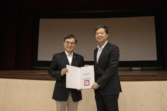 新業(yè)築願(yuàn)景工地能出一份心力，臺(tái)中市府也表達(dá)感恩之意，致贈(zèng)感謝狀。(圖右為大砌營(yíng)造簡(jiǎn)福榮總經(jīng)理)