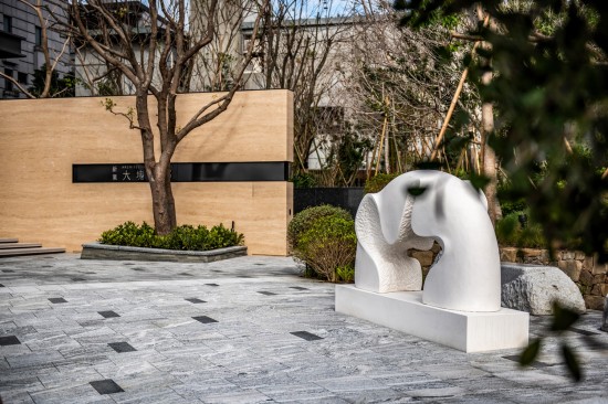 座落於大塊森鄰的公共藝術(shù)品『時光之河』，來自西班牙雕塑家–Nando Alvarez之手，從石雕作品中流露出時間和空間交互輕盈的抽象意涵，流動連續(xù)性的圓弧，形成一座時光之橋。