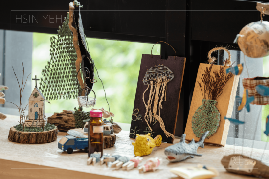 那些在海上漂流的浮木、浮球、漁網(wǎng)等等的海洋廢棄物，只要加上一點巧思就能製成創(chuàng)意支架、精美的吊牌、小巧精緻的美麗花器及更多更美麗的海廢作品，藉著老師的雙手，給予了這些海廢品全新的面貌。