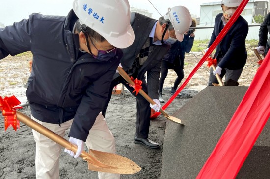 新業(yè)建設(shè) 穆椿松名譽董事長(左二)、卓勝隆董事長(左一)帶領(lǐng)新業(yè)團隊，齊心共喊「開工大吉」。以金鏟鏟起沙堆，象徵工程進度平安順利，新業(yè)重視每個新案的起頭，勤懇踏實地為未來種下一個成家夢。