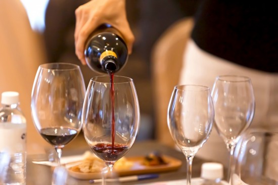 源自於墨西哥海岸的暖洋，繞過半個地球來到另一端北緯45度，灌溉大地，化作經(jīng)典的杯中佳釀。而歷史上女爵的聯(lián)姻、日不落帝國的發(fā)揚，讓波爾多紅酒登場之後，成為千年不滅的網(wǎng)紅，聞名遐邇。