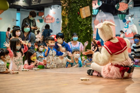 跟著音符動(dòng)起來，感受旋律的擺動(dòng)，2022新業(yè)童話節(jié)，開啟了一場奇妙森林裡的音樂派對。