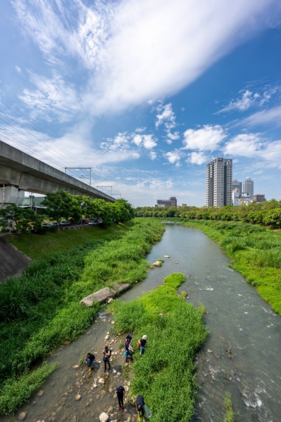 河流孕育人文，淵源流長的筏子溪，過去主要提供臺中五大圳的灌溉，少了三面光的水泥化人為整治，回到原始自然生態(tài)的共存模式，藍(lán)天與綠意相佐為美麗風(fēng)景。
