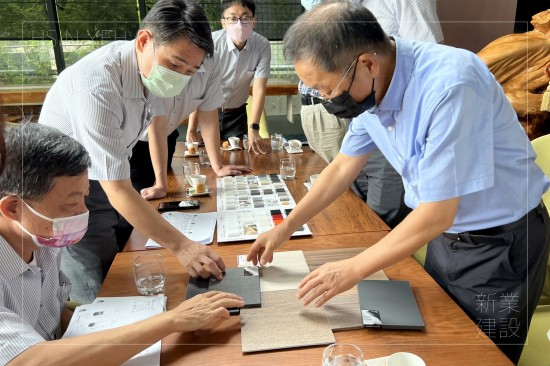 新業(yè)職人近乎苛求的眼光一一品鑑，廚具板材的各項(xiàng)細(xì)節(jié)，除了材質(zhì)優(yōu)劣判斷，更需要統(tǒng)整美感趨勢，平衡美觀與實(shí)用性。（圖右為卓勝隆董事長、圖左一為簡福榮總經(jīng)理、圖左二為邱正光副總經(jīng)理）