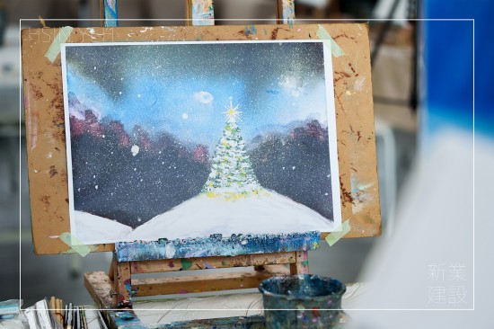 暖陽映照，相聚於此，12月初與家族來場畫布裡的聖誕，提前感受節(jié)日氛圍，繪出屬於自己獨特的聖誕禮物。