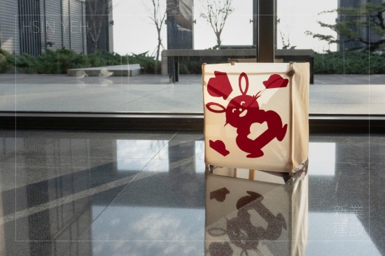 以剪紙裝飾燈籠，是古人對(duì)照明的創(chuàng)意，在白日陽光穿透鏤空處，與光影共舞，也
別有一番風(fēng)味。