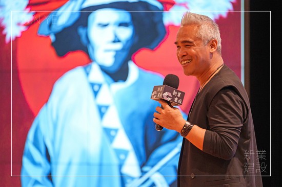 首位躍上國際藝壇，阿美族藝術(shù)家—花蓮玉里馬泰林部落 ＃優(yōu)席夫，定居於英國愛丁堡，於倫敦、紐約、柏林畫廊與各大藝術(shù)節(jié)皆可見他的作品，作品用色大膽、主題鮮明，充滿強(qiáng)烈的視覺張力，來自細(xì)緻的文化底蘊(yùn)。