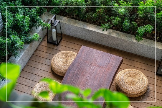 新業(yè)為城市築起一座森鄰，四季合院以四季為設(shè)計(jì)主題的露臺(tái)，不同的主題造景與高度視野，創(chuàng)造各具特色的空間感受，歡迎住戶(hù)走出家門(mén)，與鄰里在此一同小歇談心，就像是過(guò)去三合院前的「埕」，總是滿(mǎn)載著人們的笑語(yǔ)，和溫暖人情。