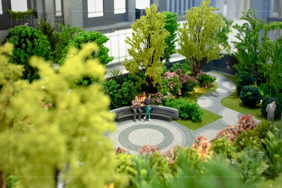 流動(dòng)的日光綠蔭，一雙人影穿越其中，沉浸在綠意、恣意悠遊，是放鬆且愜意的好日子。