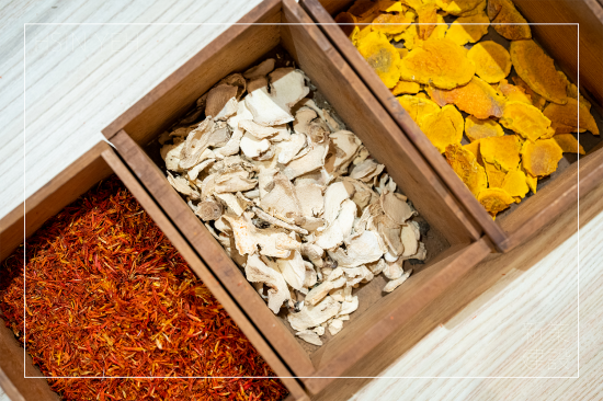 端午節(jié)前夕，與竹北家族好友們相約在T2 Cafe，開啟五感，來場(chǎng)藥草尋味旅程，私藏草本時(shí)蘊(yùn)。