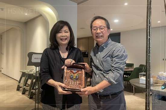設(shè)計(jì)觀摩日，感謝同業(yè)的交流與分享，每場(chǎng)參訪尾聲，致上滿滿感謝並贈(zèng)予紀(jì)念獎(jiǎng)盃。
新業(yè)建設(shè)董事長(zhǎng)卓勝隆(右一)與龍寶建設(shè)董座張麗莉(左一)
