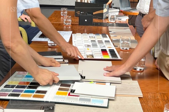 透過指尖觸摸面板，感受肌理、紋路、質感，甚至板材韌度上的差異，感受每一份細節(jié)。