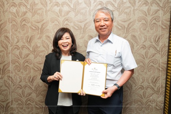 新業(yè)建設(shè) 創(chuàng)辦人–穆椿松先生(右一) 受邀擔(dān)任2024國家卓越建設(shè)獎(jiǎng)–最佳社會(huì)住宅類評(píng)審委員，與 中華民國不動(dòng)產(chǎn)協(xié)進(jìn)會(huì) 理事長–張麗莉 (左一)合影。