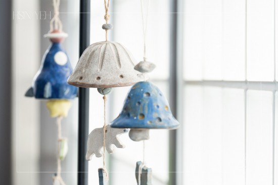 夏日屋簷下懸掛一只陶風(fēng)鈴，隨風(fēng)吹拂，清脆聲響，乘載祝福，將這只溫潤陶藝，化為日常裡一抹愜意風(fēng)景，細(xì)數(shù)夏日慢時(shí)光。