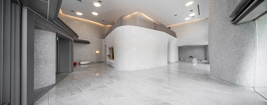 新業(yè)觀峰大廳，將曲牆、曲柱的元素揉入結(jié)構(gòu)體