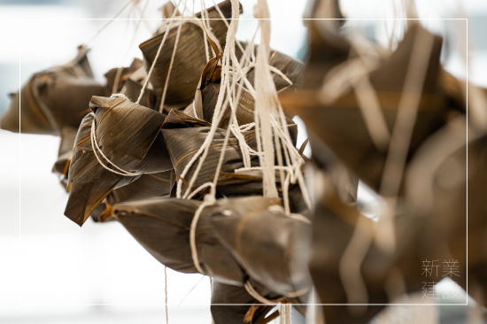 五月五，過端午，一串串的粽子，來自新業(yè)各部門同仁的雙手，上百顆的暖暖心意，全數(shù)捐給 ＃甘霖基金會 。