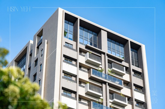 抬頭仰望，整齊劃一的磚瓦線(xiàn)條，工藝美學(xué)，展露的藍(lán)天，形成一幅壯觀(guān)的綺麗畫(huà)面。(圖為 新業(yè)–築願(yuàn)景 實(shí)景圖)