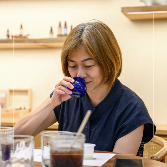 藉由手的溫度溫杯並輕輕搖晃，細(xì)聞橄欖油的果香味，含一口在口中，細(xì)品天然橄欖油所具備的果香味、苦味以及辣味。