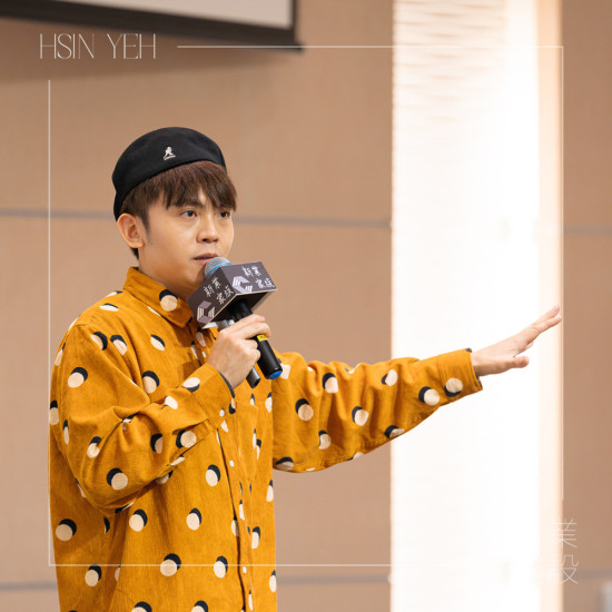 喜劇、脫口秀演員－黃豪平，從模仿出道到接下主持棒，不再只是模仿別人的聲音，而是讓人聽(tīng)見(jiàn)他的聲音，用流暢的口條及機(jī)智的反應(yīng)，搭起屬於自己的舞臺(tái)。