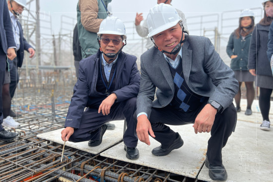 新業(yè)建設(shè)創(chuàng)辦人穆椿松先生(圖右)與卓勝隆董事長(圖左)共同扎緊「噴金漆鋼筋」，為上樑儀式注入最深切的期盼。