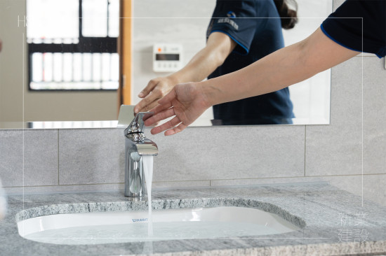 驗(yàn)屋環(huán)節(jié)DNA-將水裝滿下嵌式面盆，測(cè)試面盆周邊接縫處及下方排水管路，是否有滲漏的現(xiàn)象發(fā)生。