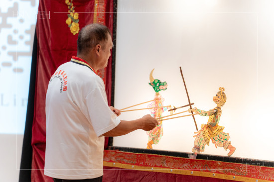 邀請(qǐng)來(lái)自高雄–東華皮影劇團(tuán)，敘說(shuō)家傳七代百年傳承文化，期盼傳遞無(wú)形文化資產(chǎn)。(圖中為張榑國(guó)團(tuán)長(zhǎng))